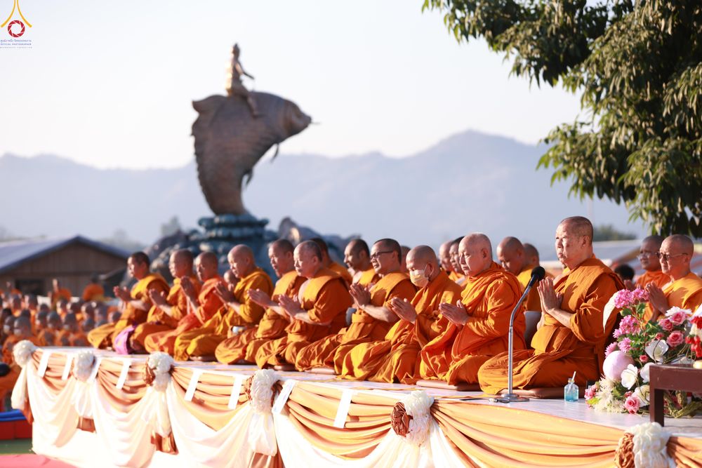 ภาพ No.284213:วันเสาร์ที่ 20 ธันวาคม พ.ศ.2568  พิธีตักบาตรพระ 10,000 รูป เนื่องในโอกาส 194 ปี จังหวัดกาญจนบุรี และอุทิศส่วนกุศลให้แด่บรรพชนทั้งหลาย บริเวณถนนสองแคว (Skywalk) เมืองกาญจนบุรี