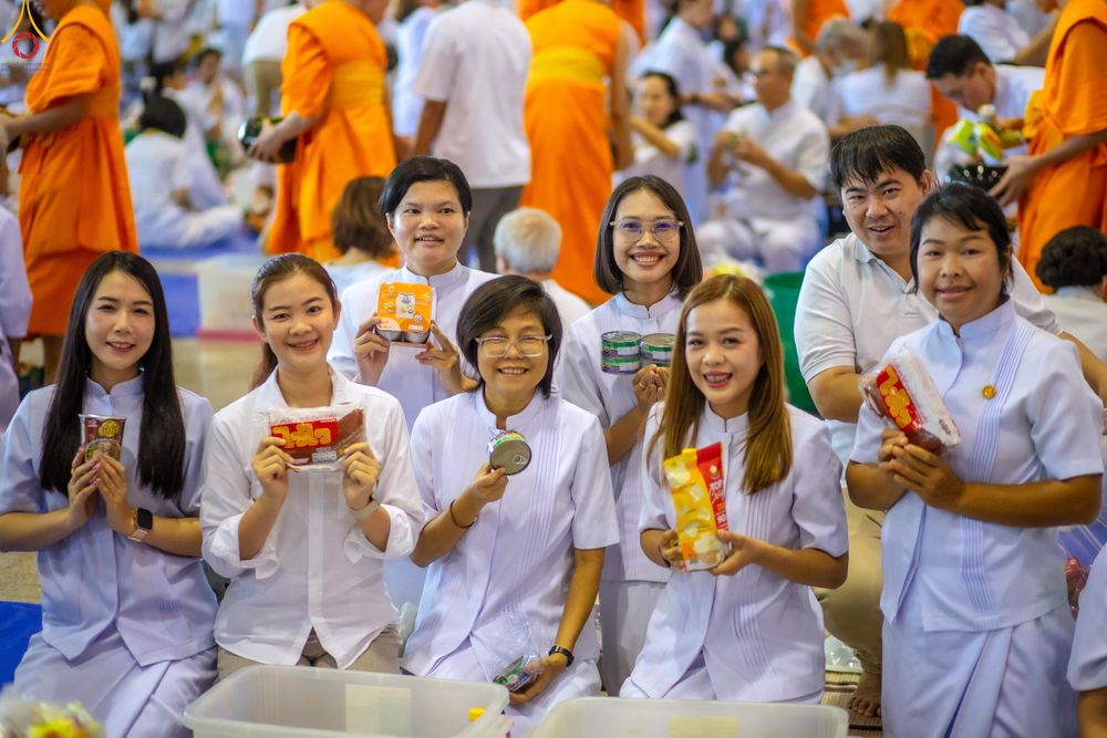 ภาพ No.337653:วันอาทิตย์ต้นเดือน 5 กรกฎาคม พ.ศ.2569 พิธีตักบาตรข้าวสารอาหารแห้ง  ณ บ้านแก้วเรือนทองคุณยายฯ วัดพระธรรมกาย