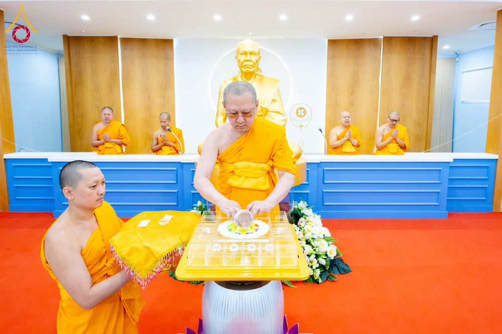 ภาพ No.313275:วันอาทิตย์ที่ 8 มีนาคม พ.ศ. 2569 พิธีสมโภชรูปเหมือนพระมงคลเทพมุนี (สด จนฺทสโร) และพิธีทอดผ้าป่าสามัคคีเพื่อสร้างวิหารพระมงคลเทพมุนี ณ วัดพุทธเคปทาวน์ ประเทศแอฟริกาใต้