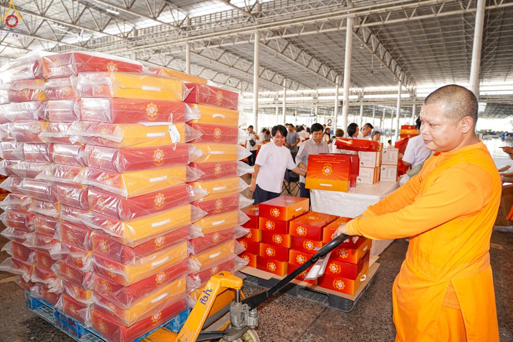 ภาพ No.321160:วันที่ 10-11 เมษายน พ.ศ.2569 การเตรียมกล่องไทยธรรม และการติดผ้ารับประเคน เพื่องานถวายมหาสังฆทาน 40,000 กว่าวัดทั่วประเทศ วันคุ้มครองโลก 22 เมษายน พ.ศ.2569 วัดพระธรรมกาย