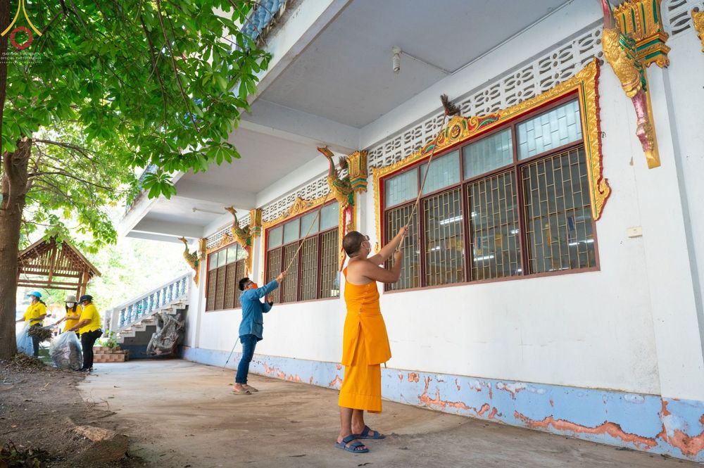 ภาพ No.71730:พระธรรมยาตรา ปฏิบัติศาสนกิจ ทำนุบำรุงศาสนสถาน, สวดธรรมจักร ,ปฏิบัติธรรม ร่วมกับชุมชน,นักเรียนเด็กดีวีสตาร์ และร่วมพิธีทอดผ้าป่าบำรุงศาสนสถาน ในโครงการธรรมยาตรากตัญญูบูชา มหาปูชนียาจารย์ พระมงคลเทพมุนี(สด จนฺทสโร) พระผู้ปราบมาร อนุสรณ์สถาน 7 แห่ง ปีที่ 11