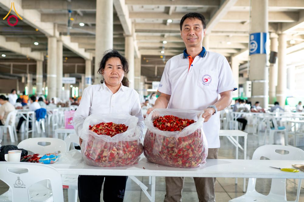 ภาพ No.279493:วันที่ 19-26 ธันวาคม พ.ศ. 2568 และ วันที่ 1 มกราคม พ.ศ.2569 รับบุญปลิดกลีบดอกไม้ เพื่อโปรยต้อนรับพระธรรมยาตรา