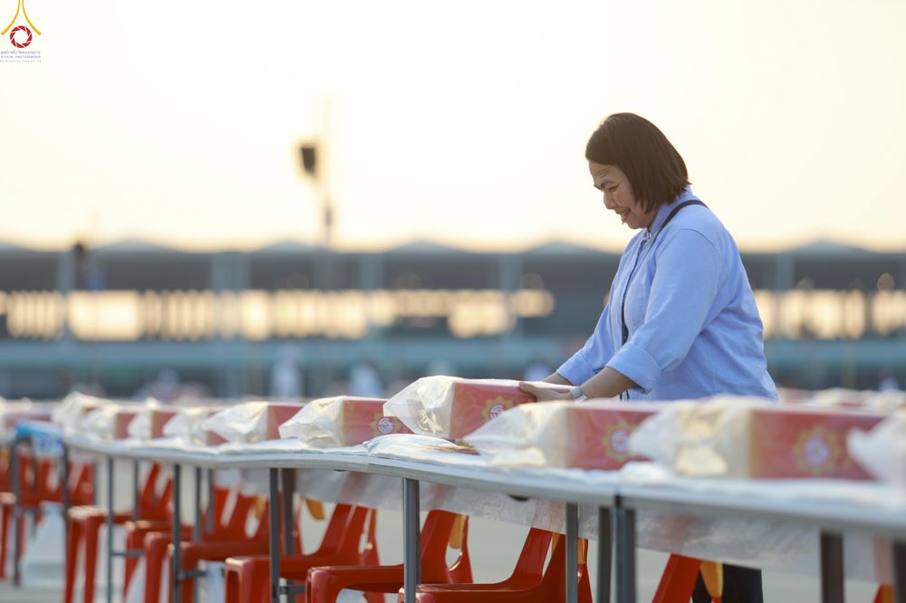 ภาพ No.322625:วันที่ 17 เมษายน พ.ศ.2569 การเรียงกล่องไทยธรรม เรียงน้ำดื่ม เรียงร่ม ณ ลานธรรมพระมหาธรรมกายเจดีย์ เพื่องานถวายมหาสังฆทาน 40,000 กว่าวัดทั่วประเทศ วันคุ้มครองโลก 22 เมษายน พ.ศ.2569 วัดพระธรรมกาย