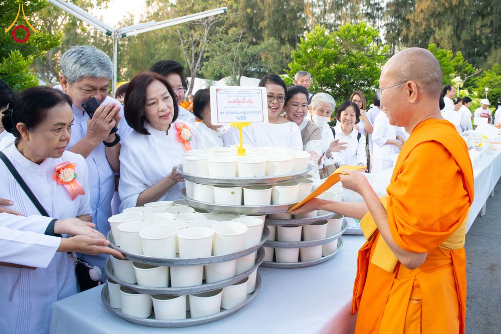 ภาพ No.288883:วันที่ 6 มกราคม พ.ศ. 2569 พิธีถวายภัตตาหารเป็นสังฆทาน แด่พระธรรมยาตรา ในโครงการธรรมยาตรา กตัญญูบูชา มหาปูชนียาจารย์ พระมงคลเทพมุนี(สด จนฺทสโร) พระผู้ปราบมาร อนุสรณ์สถาน 7 แห่ง ปีที่ 14 ณ อนุสรณ์สถานมหาวิหารพระมงคลเทพมุนี (โลตัสแลนด์) อ.สองพี่น้อง จ.สุพรร