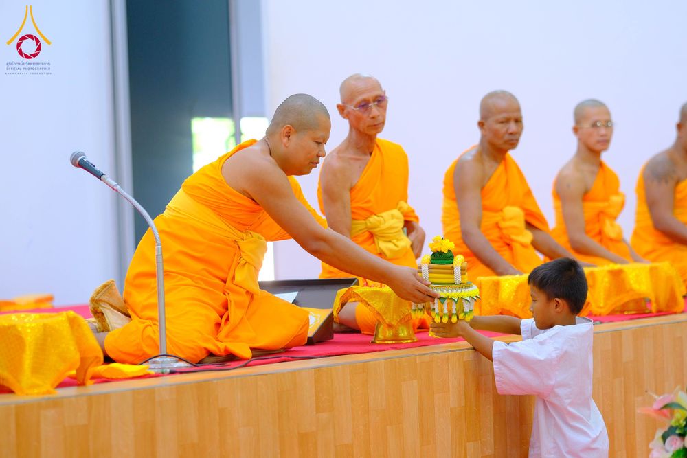 ภาพ No.319851:วันเสาร์ที่ 4 เมษายน พ.ศ.2569 พิธีตัดปอยผมและปลงผม พิธีขอขมาผู้ปกครองและมอบผ้าไตร พิธีบรรพชาและถวายบาตร ณ ศูนย์ปฏิบัติธรรมและศูนย์อบรมเยาวชนเพชรบุรี  ต.ท่าแลง อ.ท่ายาง จ.เพชรบุรี