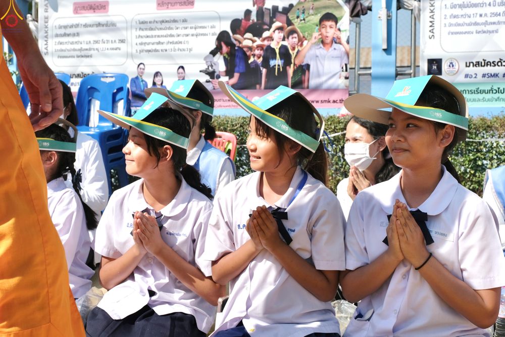 ภาพ No.304171:วันที่ 25 มกราคม พ.ศ. 2569 พิธีต้อนรับพระธรรมยาตรา  รร.สามัคคีราษฏร์บำรุง-วัดพระธรรมกาย ในโครงการธรรมยาตรา กตัญญูบูชา มหาปูชนียาจารย์ พระมงคลเทพมุนี(สด จนฺทสโร) พระผู้ปราบมาร อนุสรณ์สถาน 7 แห่ง ปีที่ 14