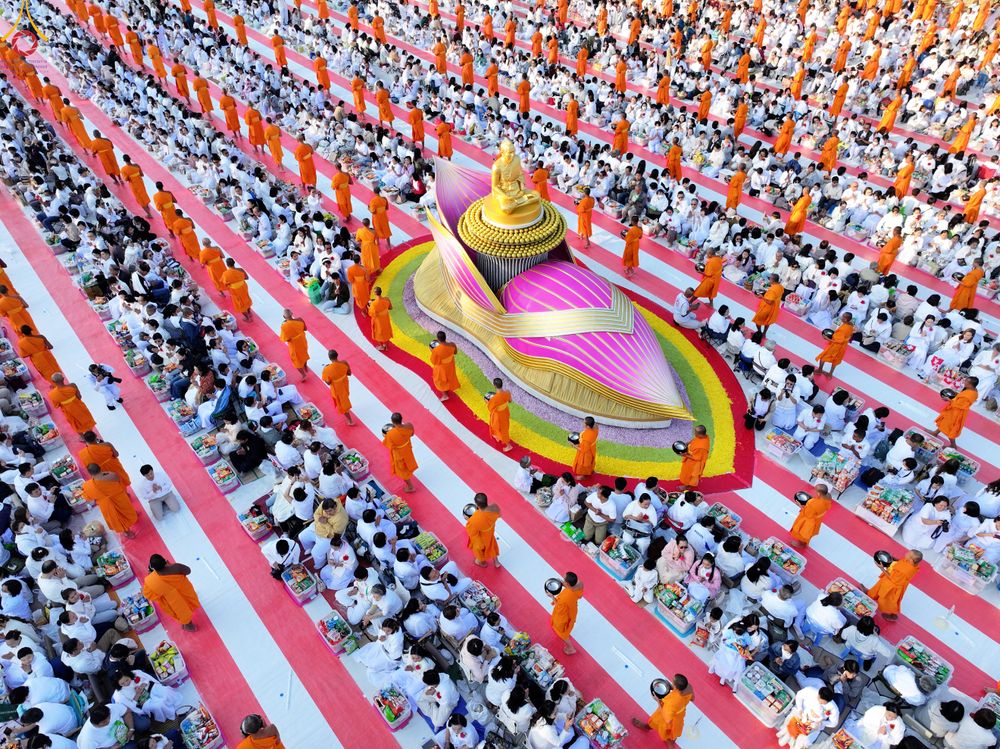 ภาพ No.292417:วันที่ 11 มกราคม พ.ศ. 2569 พิธีตักบาตรพระธรรมยาตรา ณ อนุสรณ์สถานคลองบางนางแท่น อ.สามพราน จ.นครปฐม ในโครงการธรรมยาตรา กตัญญูบูชา มหาปูชนียาจารย์ พระมงคลเทพมุนี(สด จนฺทสโร) พระผู้ปราบมาร อนุสรณ์สถาน 7 แห่ง ปีที่ 14