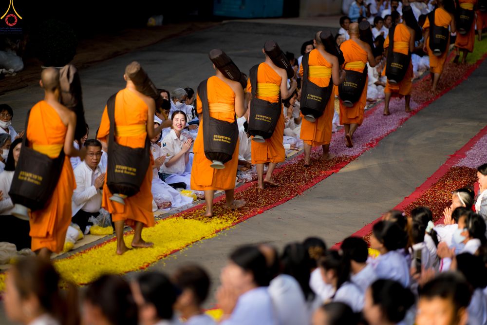 ภาพ No.287551:วันที่ 3 มกราคม พ.ศ. 2569 พิธีต้อนรับพระธรรมยาตรา ในโครงการธรรมยาตรา กตัญญูบูชา มหาปูชนียาจารย์ พระมงคลเทพมุนี(สด จนฺทสโร) พระผู้ปราบมาร อนุสรณ์สถาน 7 แห่ง ปีที่ 14 ณ อนุสรณ์สถานมหาวิหารพระมงคลเทพมุนี (โลตัสแลนด์) อ.สองพี่น้อง จ.สุพรรณบุรี