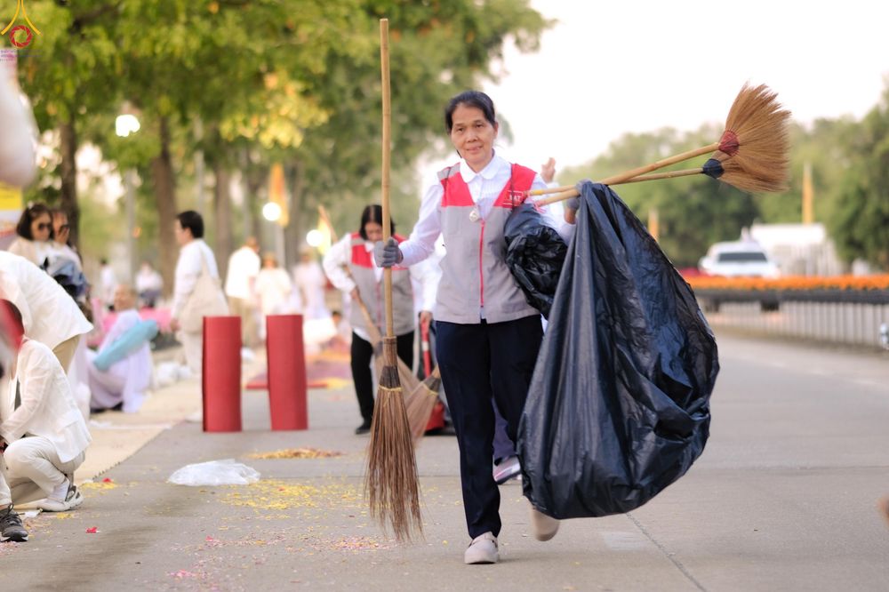 ภาพ No.296047:ภาพเบื้องหลังอาสาสมัครรวมใจ ชุดที่ 1 ในโครงการธรรมยาตรา กตัญญูบูชา มหาปูชนียาจารย์ พระมงคลเทพมุนี(สด จนฺทสโร) พระผู้ปราบมาร อนุสรณ์สถาน 7 แห่ง ปีที่ 14