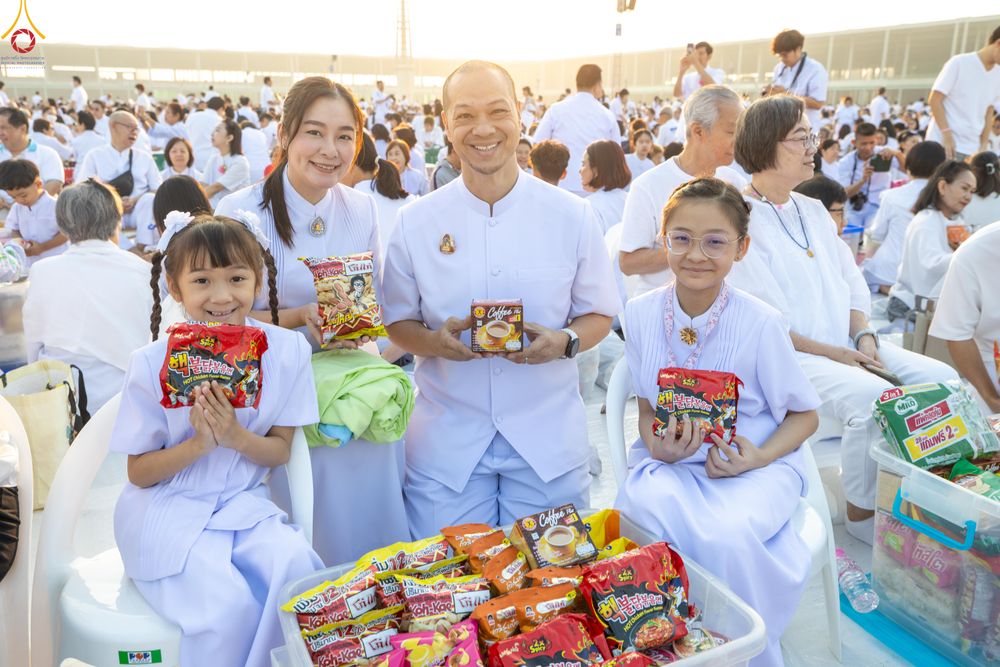 ภาพ No.279802:วันที่ 1 มกราคม พ.ศ.2569 พิธีตักบาตรในวันขึ้นปีใหม่ ณ ลานธรรม วัดพระธรรมกาย