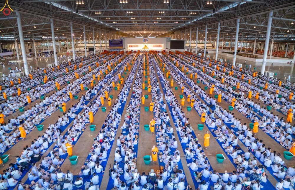 ภาพ No.311326:วันอาทิตย์ต้นเดือนที่ 1 มีนาคม พ.ศ.2569 พิธีตักบาตร และ พิธีบูชาข้าวพระ ณ สภาธรรมกายสากล วัดพระธรรมกาย