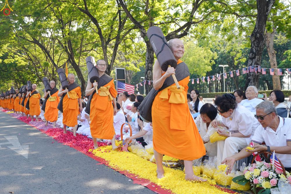 ภาพ No.304794:วันที่ 25 มกราคม พ.ศ. 2569 พิธีต้อนรับพระธรรมยาตรา (ภาพชุดที่ 2) รร.สามัคคีราษฏร์บำรุง-วัดพระธรรมกาย ในโครงการธรรมยาตรา กตัญญูบูชา มหาปูชนียาจารย์ พระมงคลเทพมุนี(สด จนฺทสโร) พระผู้ปราบมาร อนุสรณ์สถาน 7 แห่ง ปีที่ 14