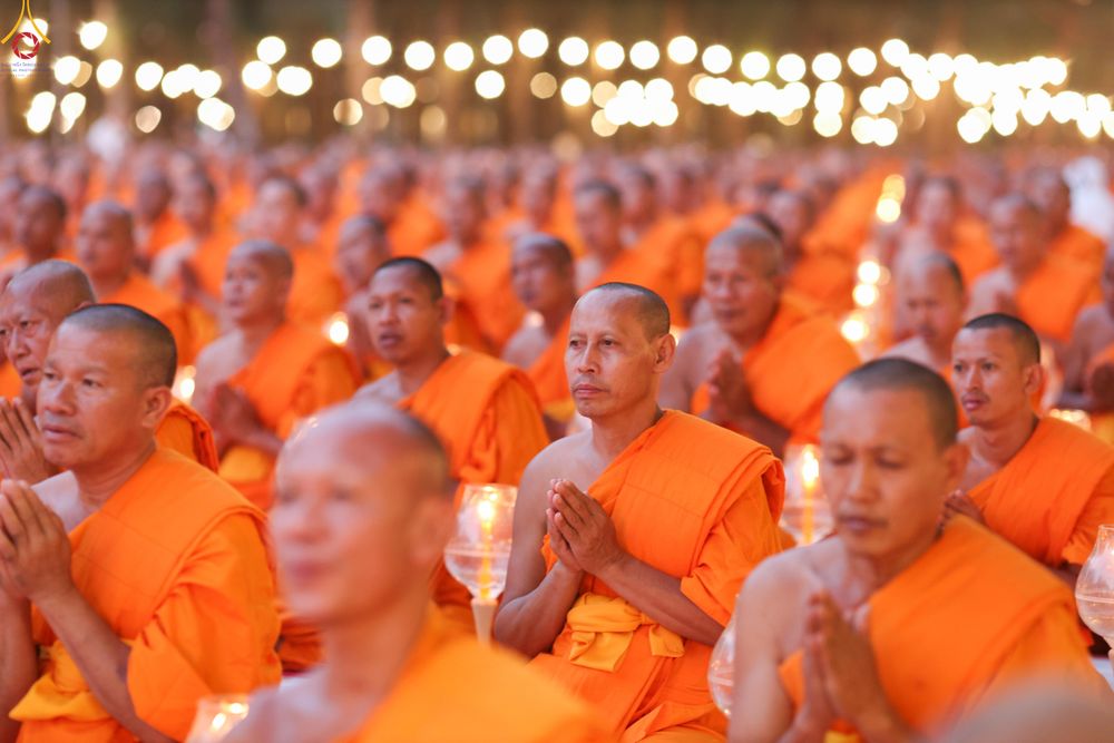 ภาพ No.290182:วันที่ 6 มกราคม พ.ศ. 2569 พิธีจุดประทีปถวายเป็นพุทธบูชา และบูชาธรรมมหาปูชนียาจารย์ (ภาพชุดที่ 2) ณ อนุสรณ์สถานมหาวิหารพระมงคลเทพมุนี (โลตัสแลนด์) อ.สองพี่น้อง จ.สุพรรณบุรี ในโครงการธรรมยาตรา กตัญญูบูชา มหาปูชนียาจารย์ พระมงคลเทพมุนี(สด จนฺทสโร) พระผู้ปรา