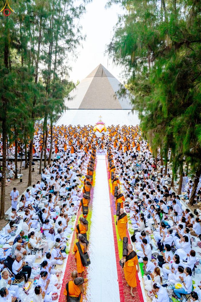 ภาพ No.287882:วันที่ 3 มกราคม พ.ศ. 2569 พิธีต้อนรับพระธรรมยาตรา ครั้งที่ 2 (ภาพชุดที่ 2) ในโครงการธรรมยาตรา กตัญญูบูชา มหาปูชนียาจารย์ พระมงคลเทพมุนี(สด จนฺทสโร) พระผู้ปราบมาร อนุสรณ์สถาน 7 แห่ง ปีที่ 14 ณ อนุสรณ์สถานมหาวิหารพระมงคลเทพมุนี (โลตัสแลนด์) อ.สองพี่น้อง จ.