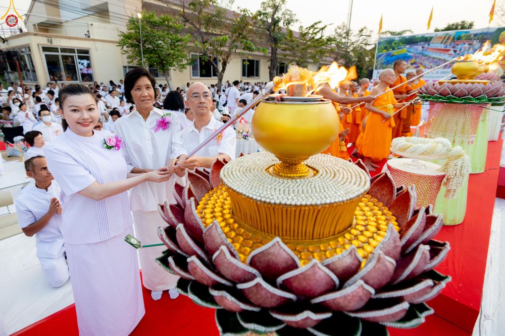 ภาพ No.297026:วันที่ 17 มกราคม พ.ศ. 2569 พิธีจุดประทีปถวายเป็นพุทธบูชา และบูชาธรรมมหาปูชนียาจารย์ (ภาพชุดที่ 2) ณ วัดโบสถ์บน ต.บางคูเวียง จ.นนทบุรี อนุสรณ์สถานลำดับที่ 4 สถานที่เกิดด้วยกายธรรม ในโครงการธรรมยาตรา กตัญญูบูชา มหาปูชนียาจารย์ พระมงคลเทพมุนี(สด จนฺทสโร) พร