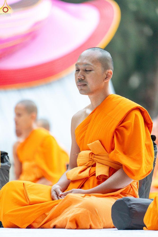 ภาพ No.288410:วันที่ 4 มกราคม พ.ศ. 2569 พระธรรมยาตราปฏิบัติธรรม และถ่ายภาพหมู่ประวัติศาสตร์ ในโครงการธรรมยาตรา กตัญญูบูชา มหาปูชนียาจารย์ พระมงคลเทพมุนี(สด จนฺทสโร) พระผู้ปราบมาร อนุสรณ์สถาน 7 แห่ง ปีที่ 14 ณ อนุสรณ์สถานมหาวิหารพระมงคลเทพมุนี (โลตัสแลนด์) อ.สองพี่น้อง