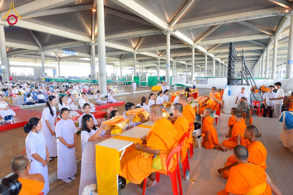 ภาพ No.320742:วันที่ 11 เมษายน พ.ศ.2569 พิธีตักบาตรฉลองสามเณรใหม่ โครงการบรรพชาสามเณรกล้าตะวัน ณ มหารัตนวิหาคด คอร์ 25 ชั้น 2 วัดพระธรรมกาย