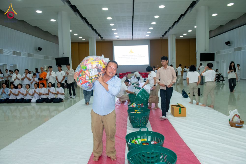 ภาพ No.322896:วันเสาร์ที่ 18 เมษายน พ.ศ. 2569 ตักบาตรฉลองพระใหม่ โครงการอุปสมบทหมู่ธรรมทายาท ระดับอุดมศึกษา รุ่นที่ 53 ภาคฤดูร้อน  ณ ฟ้องปฏิบัติธรรม ชั้นลอย 1/2 มหารัตนวิหารคด คอร์ 13 วัดพระธรรมกาย