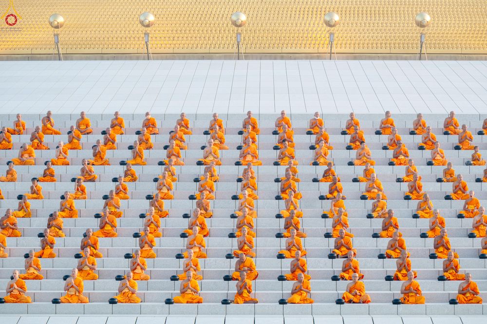 ภาพ No.279744:วันที่ 1 มกราคม พ.ศ.2569 พิธีตักบาตรในวันขึ้นปีใหม่ ณ ลานธรรม วัดพระธรรมกาย