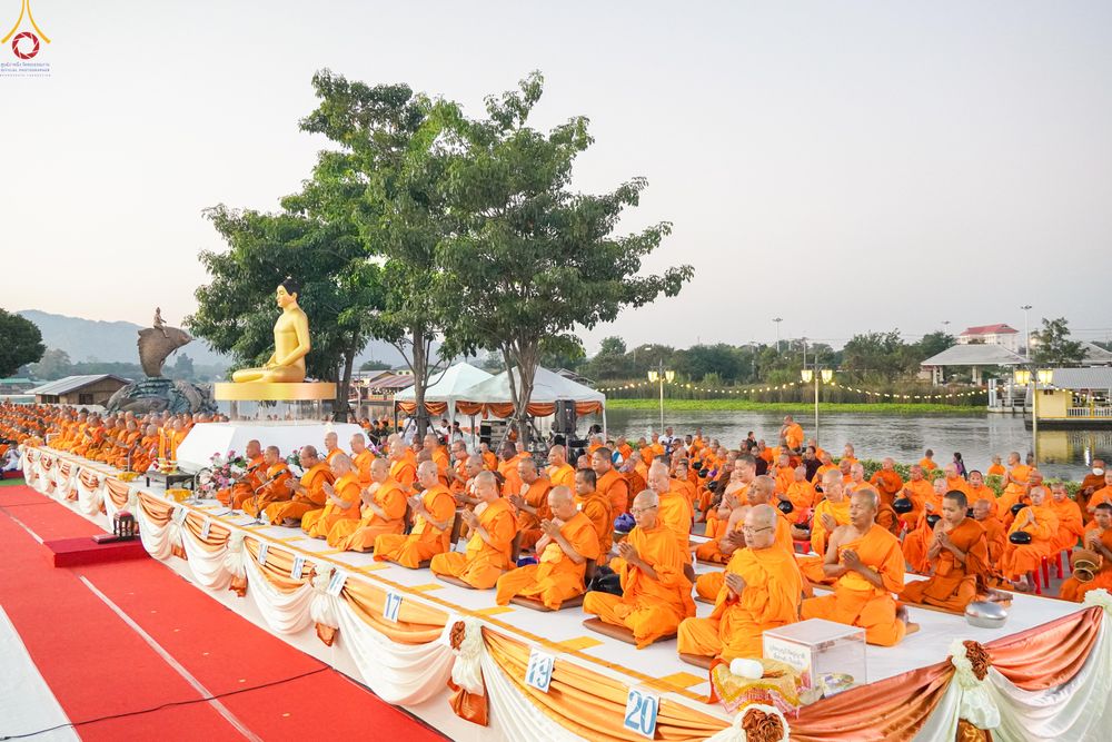 ภาพ No.282563:วันเสาร์ที่ 20 ธันวาคม พ.ศ.2568 พิธีตักบาตรพระ 10,000 รูป (ชุด 2) เนื่องในโอกาส 194 ปี จังหวัดกาญจนบุรี และอุทิศส่วนกุศลให้แด่บรรพชนทั้งหลาย บริเวณถนนสองแคว (Skywalk) เมืองกาญจนบุรี