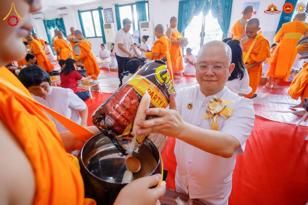 ภาพ No.283547:วันอาทิตย์ที่ 21 ธันวาคม  2568 พิธีบิณฑบาตฉลองสามเณรใหม่ ประเทศอินโดนีเซีย