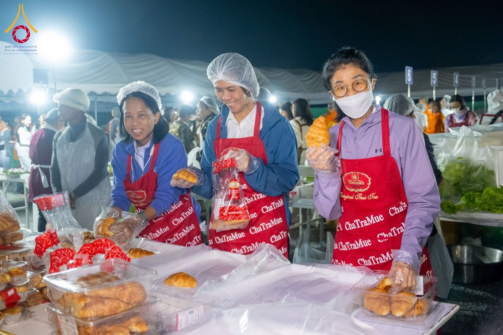 ภาพ No.291303:วันที่ 10 มกราคม พ.ศ. 2569 พิธีถวายภัตตาหารเป็นสังฆทาน แด่พระธรรมยาตรา ณ อนุสรณ์สถานคลองบางนางแท่น อ.สามพราน จ.นครปฐม ในโครงการธรรมยาตรา กตัญญูบูชา มหาปูชนียาจารย์ พระมงคลเทพมุนี(สด จนฺทสโร) พระผู้ปราบมาร อนุสรณ์สถาน 7 แห่ง ปีที่ 14