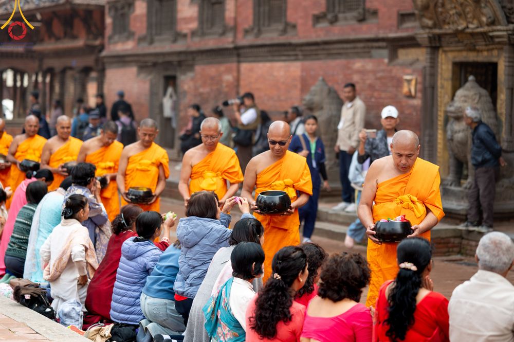 ภาพ No.317267:วันอังคารที่ 31 มีนาคม พ.ศ.2569 จาริกบิณฑบาตแห่งศรัทธา จากวัดอเชศวรสู่สี่แยกปาตันและวัดศรี ประเทศเนปาล