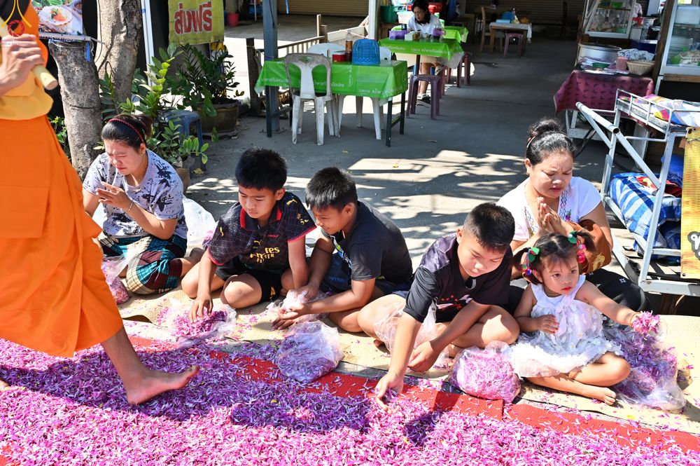ภาพ No.304218:วันที่ 25 มกราคม พ.ศ. 2569 พิธีต้อนรับพระธรรมยาตรา  รร.สามัคคีราษฏร์บำรุง-วัดพระธรรมกาย ในโครงการธรรมยาตรา กตัญญูบูชา มหาปูชนียาจารย์ พระมงคลเทพมุนี(สด จนฺทสโร) พระผู้ปราบมาร อนุสรณ์สถาน 7 แห่ง ปีที่ 14