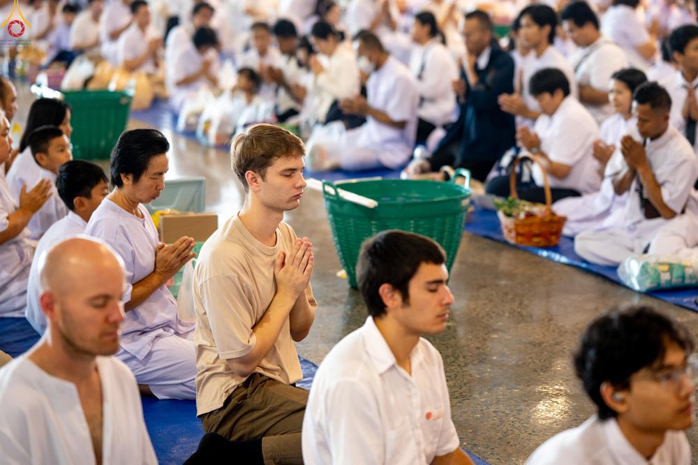 ภาพ No.311307:วันอาทิตย์ต้นเดือนที่ 1 มีนาคม พ.ศ.2569 พิธีตักบาตร และ พิธีบูชาข้าวพระ ณ สภาธรรมกายสากล วัดพระธรรมกาย