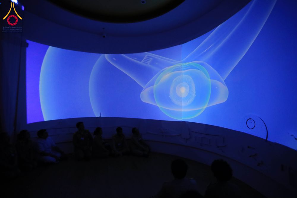 ภาพ No.311569:วันจันทร์ที่ 23 กุมภาพันธ์ พ.ศ. 2569 เปิดโลกทัศน์ผู้บริหารสถานศึกษายุคใหม่ เรียนรู้ต้นแบบการพัฒนาคนผ่านพลัง “บวร–V-Star” ผู้เข้ารับการพัฒนาตามโครงการ สพฐ. ศึกษาดูงานวัดพระธรรมกาย เสริมภาวะผู้นำคุณธรรมสู่การบริหารโรงเรียนอย่างยั่งยืน ณ อาคาร 100 ปี คุณยาย