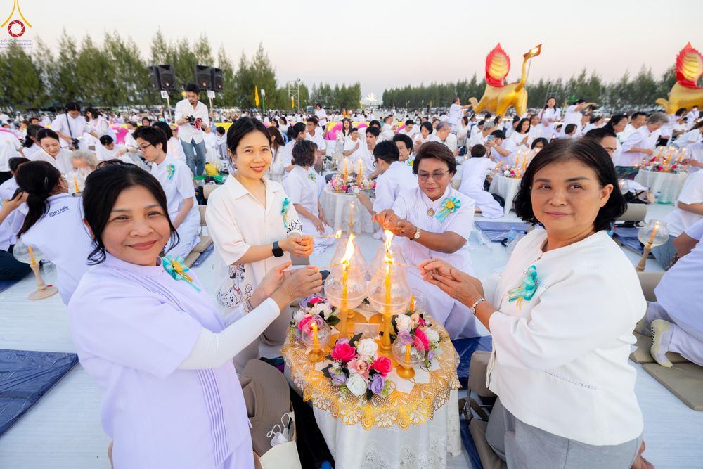 ภาพ No.302166:วันที่ 23 มกราคม พ.ศ. 2569 พิธีจุดประทีปธรรมถวายเป็นพุทธบูชา (ภาพชุดที่ 2) และบูชาธรรมมหาปูชนียาจารย์  ณ อนุสรณ์สถานลำดับที่ 5 สถานที่เผยแผ่วิชชาธรรมกายครั้งแรก อนุสรณ์สถานบางปลา วัดบางปลา อำเภอบางเลน จังหวัดนครปฐม ในโครงการธรรมยาตรา กตัญญูบูชา มหาปูชนีย