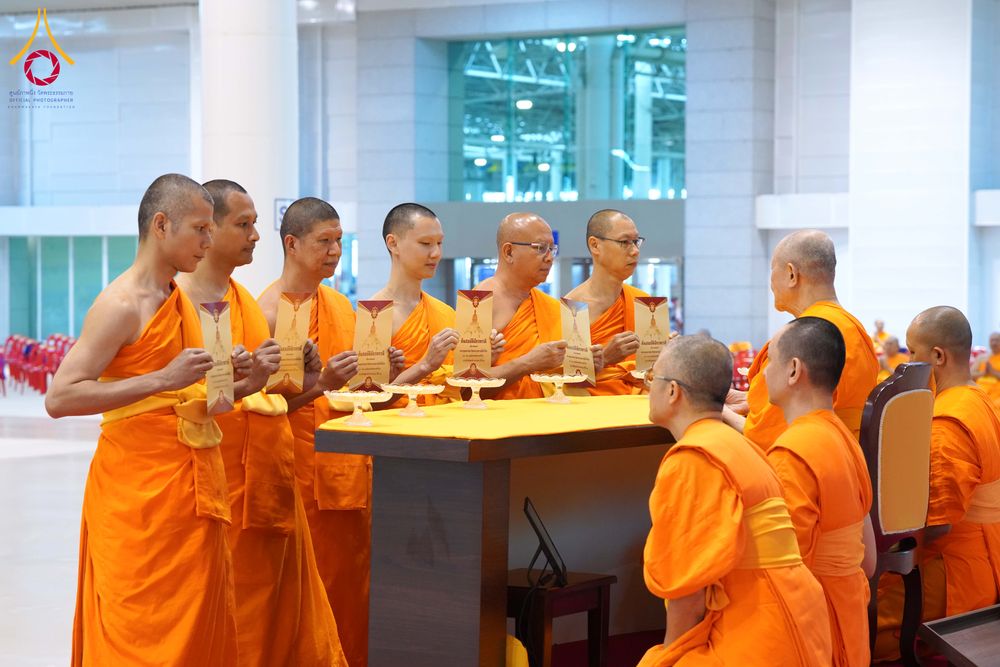 ภาพ No.285013:วันอาทิตย์ที่ 14 ธันวาคม พ.ศ.2568  พิธีปฏิบัติธรรม พิธีถวายภัตตาหารเป็นสังฆทาน พิธีมอบต้นสมบัติจักรพรรดิ ถวายแด่เจ้าอาวาสและประธานสงฆ์ 236 ศูนย์ส่งเสริมศีลธรรมทั่วโลก ณ สภาธรรมกายสากล วัดพระธรรมกาย