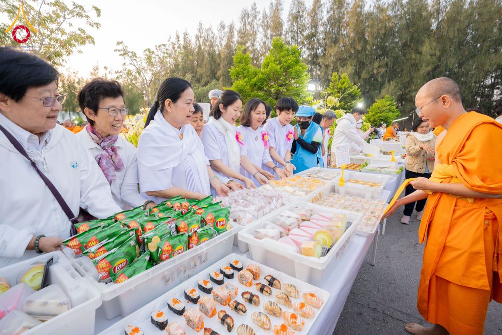 ภาพ No.293521:วันที่ 13 มกราคม พ.ศ. 2569 พิธีถวายภัตตาหารเป็นสังฆทาน แด่พระธรรมยาตรา ณ อนุสรณ์สถานมหาวิหารพระมงคลเทพมุนี (โลตัสแลนด์) อ.สองพี่น้อง จ.สุพรรณบุรี ในโครงการธรรมยาตรา กตัญญูบูชา มหาปูชนียาจารย์ พระมงคลเทพมุนี(สด จนฺทสโร) พระผู้ปราบมาร อนุสรณ์สถาน 7 แห่ง ปี