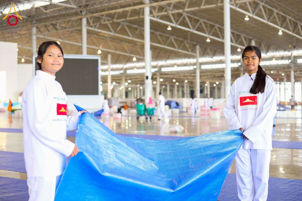 ภาพ No.256908:วันที่ 5 ตุลาคม พ.ศ. 2568 พิธีตักบาตร ข้าวสารอาหารแห้ง ณ บ้านแก้วเรือนทองคุณยายฯ สภาธรรมกายสากล วัดพระธรรมกาย