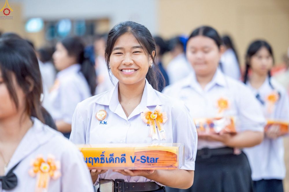 ภาพ No.246056:วันเสาร์ที่ 13 กันยายน พ.ศ. 2568 พิธีมอบผ้าไตรประธานกฐินสัมฤทธิ์เด็กดี V-Star ณ สภาธรรมกายสากล วัดพระธรรมกาย