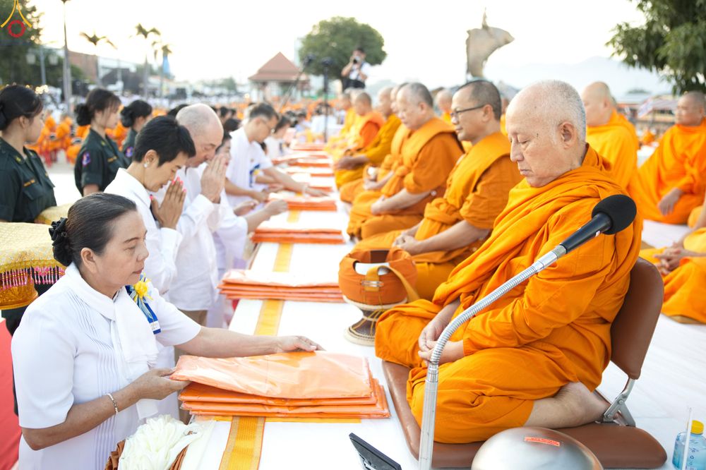 ภาพ No.284186:วันเสาร์ที่ 20 ธันวาคม พ.ศ.2568  พิธีตักบาตรพระ 10,000 รูป เนื่องในโอกาส 194 ปี จังหวัดกาญจนบุรี และอุทิศส่วนกุศลให้แด่บรรพชนทั้งหลาย บริเวณถนนสองแคว (Skywalk) เมืองกาญจนบุรี