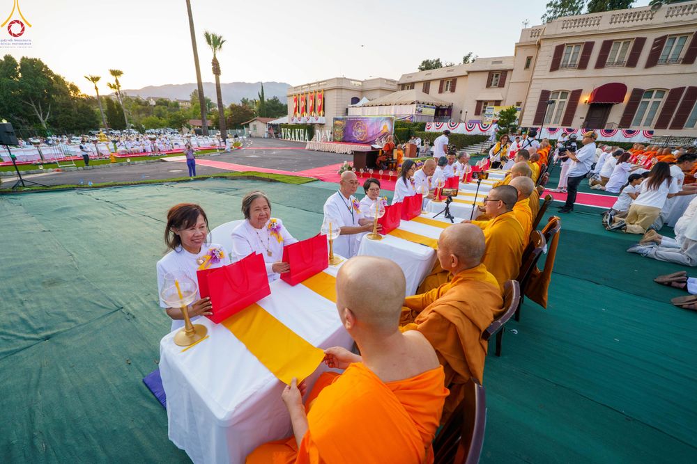 ภาพ No.332741:วันอาทิตย์ที่ 31 พฤษภาคม พ.ศ. 2569 วันวิสาขบูชา ณ วัดพระธรรมกายแคลิฟอร์เนีย  ประเทศสหรัฐอเมริกา