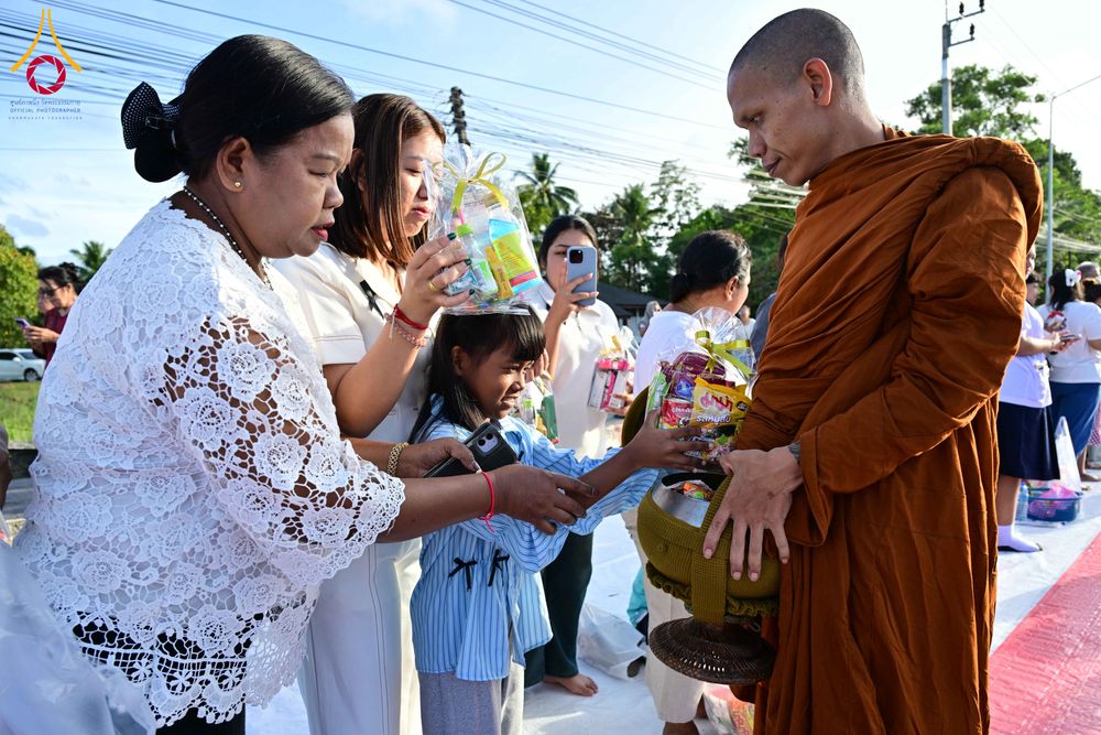 ภาพ No.281544:วันอาทิตย์ที่ 28 ธันวาคม พ.ศ.2568 ตักบาตรพระ 1000 รูป ปีที่ 1 ทำบุญเมืองสตูลส่งท้ายปี ณ หน้าโรงเรียนสตูลวิทยา จ.สตูล
