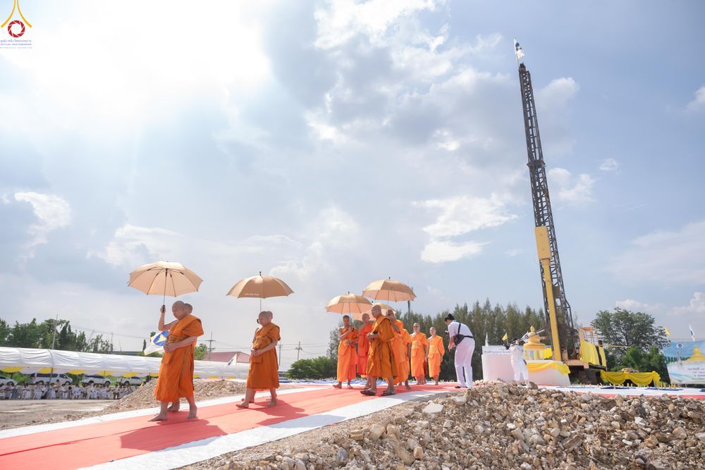 ภาพ No.331409:วันที่ 31 พฤษภาคม พ.ศ.2569 พิธีทอดผ้าป่าและตอกเสาเข็มมงคลต้นแรก องค์พระเจดีย์เพื่อสร้างสันติภาพโลก  ณ ธุดงคสถานพัฒนานิคม จังหวัดลพบุรี