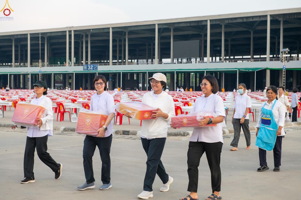 ภาพ No.322600:วันที่ 17 เมษายน พ.ศ.2569 การเรียงกล่องไทยธรรม เรียงน้ำดื่ม เรียงร่ม ณ ลานธรรมพระมหาธรรมกายเจดีย์ เพื่องานถวายมหาสังฆทาน 40,000 กว่าวัดทั่วประเทศ วันคุ้มครองโลก 22 เมษายน พ.ศ.2569 วัดพระธรรมกาย