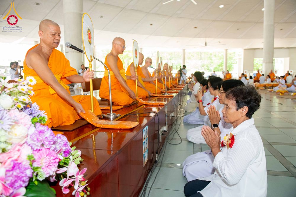ภาพ No.326737:วันที่ 1 พฤษภาคม พ.ศ.2569 พิธีบุพเปตพลี ครั้งที่ 181 ร่วมอุทิศบุญแด่หมู่ญาติที่ล่วงลับไปแล้ว และสืบทอดอายุพระพุทธศาสนา ณ หอฉันคุณยายอาจารย์ฯ วัดพระธรรมกาย