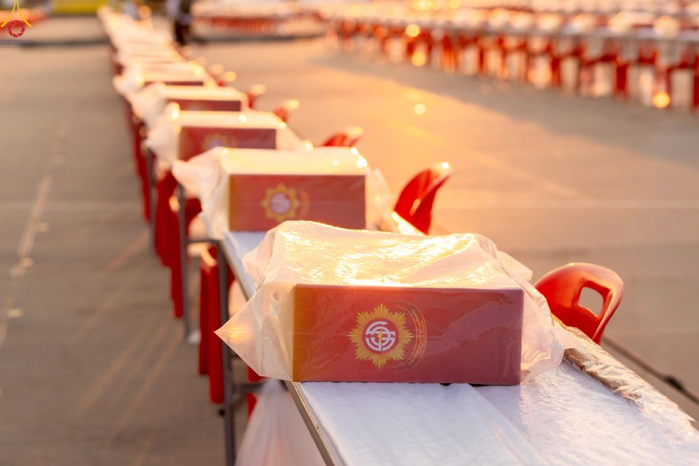 ภาพ No.322754:วันที่ 15-18 เมษายน พ.ศ.2569 การเเตรียมโต๊ะฉัน , เตรียมจุดพักค้าง , เรียงเก้าอี้ , เรียงกล่องไทยธรรม  เพื่องานถวายมหาสังฆทาน 40,000 กว่าวัดทั่วประเทศ วันคุ้มครองโลก 22 เมษายน พ.ศ.2569 วัดพระธรรมกาย