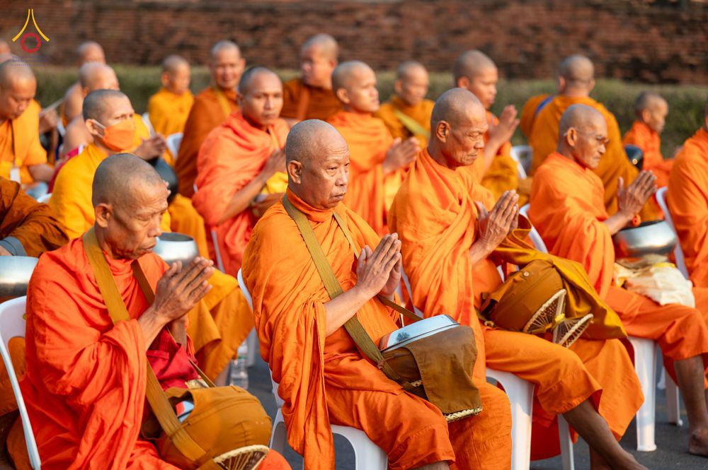 ภาพ No.318107:วันเสาร์ที่ 4 เมษายน พ.ศ. 2569 งานทำบุญเมืองใจกลางอยุธยา  ตักบาตรพระ 1,109 รูป ณ ถนนชีกุน หน้าวัดมหาธาตุ และวัดราชบูรณะ