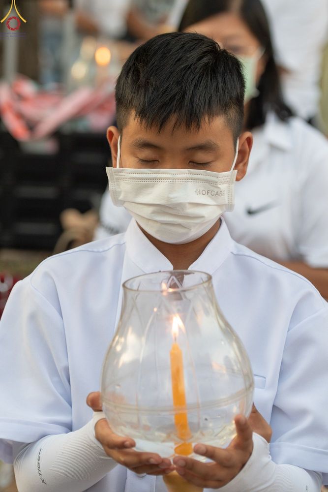 ภาพ No.73422:พิธีจุดประทีปถวายเป็นพุทธบูชา และบูชาธรรมมหาปูชนียาจารย์ ในโครงการธรรมยาตรากตัญญูบูชา มหาปูชนียาจารย์ พระมงคลเทพมุนี(สด จนฺทสโร) พระผู้ปราบมาร ปีที่ 11 ณ อนุสรณ์สถานลำดับที่ 4 สถานที่เกิดด้วยกายธรรม วัดโบสถ์ (บน) บางคูเวียง อ.บางกรวย จ.นนทบุรี วันที่ 21 