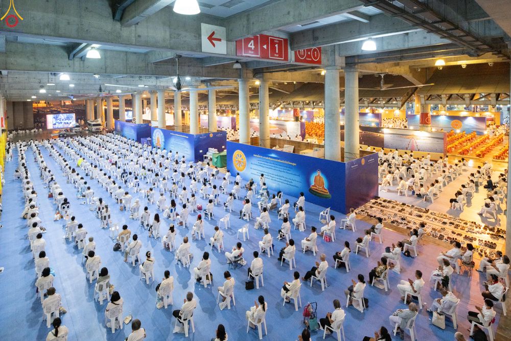 ภาพ No.280364:วันที่ 31 ธันวาคม พ.ศ.2568 -วันที่ 1 มกราคม พ.ศ.2569 พิธีฉลองชัยสวดมนต์บทธัมมจักกับปปวัตนสูตร ครบ 8,000,000,000 จบ , พิธีสวดมนต์ข้ามปี ณ วัดพระธรรมกาย