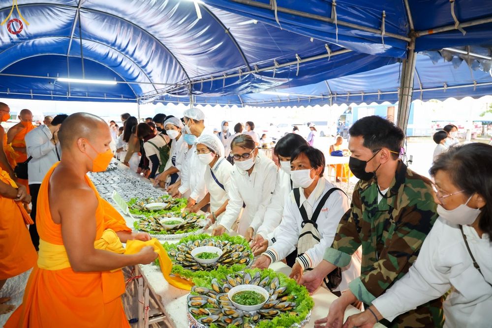 ภาพ No.74140:พิธีถวายภัตตาหารเป็นสังฆทาน แด่คณะพระธรรมยาตราฯ ในโครงการธรรมยาตรากตัญญูบูชา มหาปูชนียาจารย์ พระมงคลเทพมุนี(สด จนฺทสโร) พระผู้ปราบมาร อนุสรณ์สถาน 7 แห่ง ปีที่ 11 วันที่ 25 มกราคม พ.ศ. 2566
