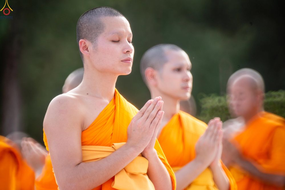 ภาพ No.281611:วันที่ 24 ธันวาคม พ.ศ.2568 พระธรรมยาตรา ปฏิบัติธรรม และถ่ายภาพหมู่ประวัติศาสตร์ ณ ลานหน้ามหาวิหารพระมงคลเทพมุนีฯ วัดพระธรรมกาย