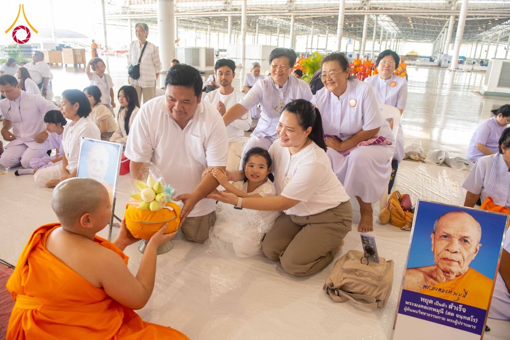 ภาพ No.319593:วันเสาร์ที่ 4 เมษายน พ.ศ.2569 พิธีขอขมา มอบผ้าไตร และถวายบาตรแด่นาคธรรมทายาท ในโครงการบรรพชาสามเณรฟื้นฟูพระพุทธศาสนาทั่วไทย โครงการหน่อแก้วเปรียญธรรม รุ่นที่ 14 โครงการสามเณรยุวธรรมทายาท รุ่นที่ 34 โครงการสามเณรมัชฌิมธรรมทายาท รุ่นที่ 30 ณ สภาธรรมกายสากล