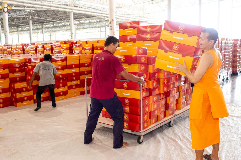 ภาพ No.320549:วันที่ 10 เมษายน พ.ศ.2569 การเตรียมกล่องไทยธรรม เพื่องานถวายมหาสังฆทาน 40,000 กว่าวัดทั่วประเทศ วันคุ้มครองโลก 22 เมษายน พ.ศ.2569 วัดพระธรรมกาย