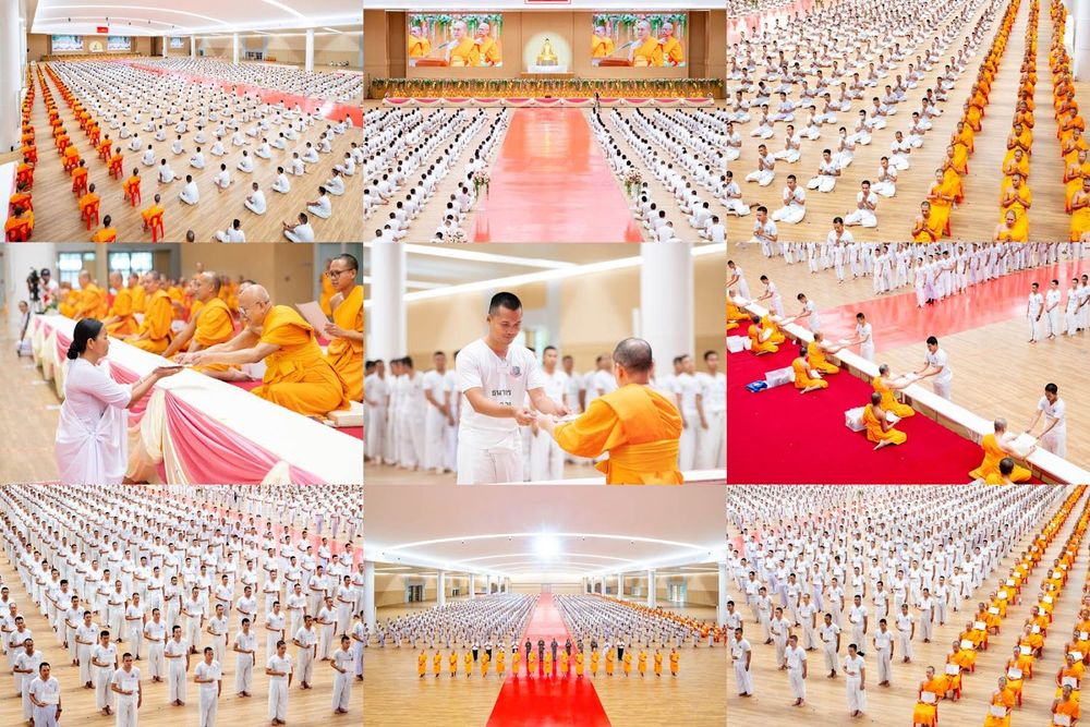 กลุ่มนักเรียนนายสิบตำรวจในชุดขาวและพระสงฆ์ร่วมพิธีปิดโครงการบรรพชาภายในหอประชุม